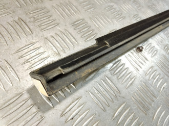 Накладка стекла переднего правого S 221