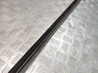 Накладка стекла переднего правого S 221