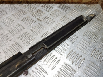 Накладка стекла переднего правого S 221