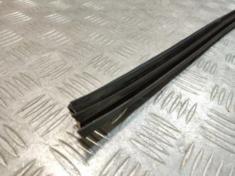 Уплотнитель стекла двери зад. правый S 221