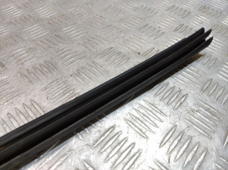 Уплотнитель стекла двери зад. правый S 221