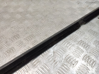 Накладка стекла заднего левого S 221