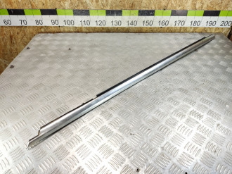 Накладка стекла переднего правого S 221