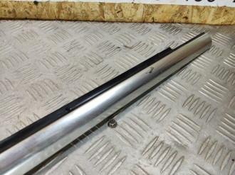 Накладка стекла переднего правого S 221