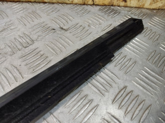 Накладка стекла переднего правого S 221