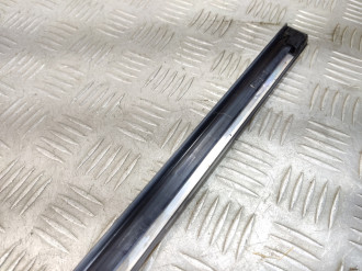 Молдинг стекла двери правой передней Clk 208