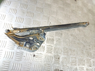 Петля капота левая Clk 208