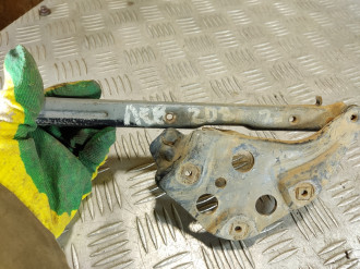 Петля капота левая Clk 208