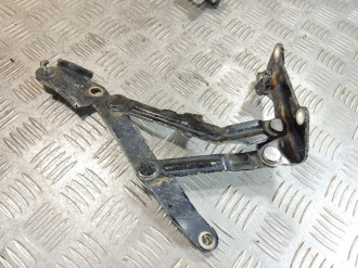 Петля капота левая Clk 208