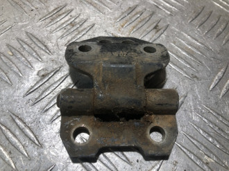 Петля двери передней левой верхняя E 124