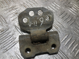 Петля двери передней левой верхняя E 124