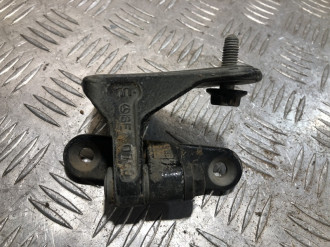 Петля двери передней левой нижняя S 221