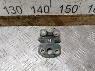 Петля двери передней правой верхняя E 210