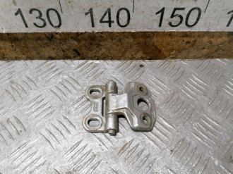 Петля двери передней правой верхняя E 210