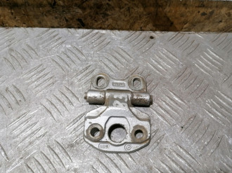 Петля двери передней правой верхняя E 210