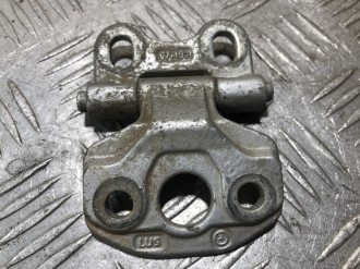 Петля двери передней правой нижняя E 210