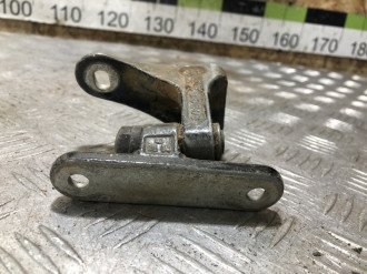 Петля двери передней правой нижняя S 221