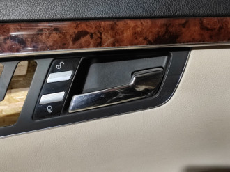 Обшивка двери передней правой S 221