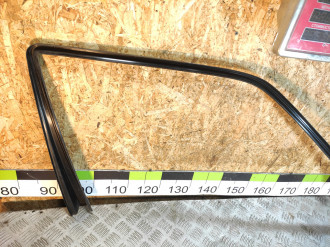 Накладка стекла двери передней правой E 124