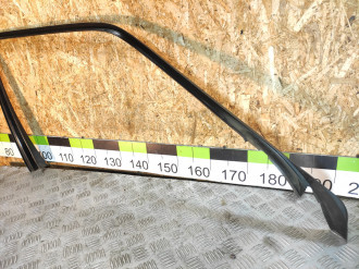 Накладка стекла двери передней правой E 124