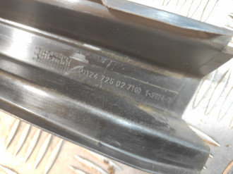 Накладка стекла двери передней правой E 124