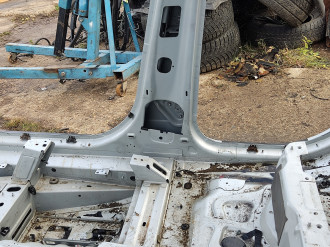 Порог со стойкой правой Ml 164