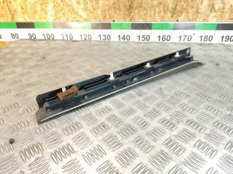 Накладка порога внутренняя передняя правая S 221