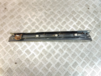 Накладка порога внутренняя передняя правая S 221