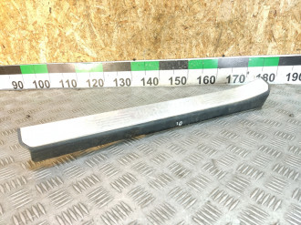 Накладка порога внутренняя передняя правая S 221