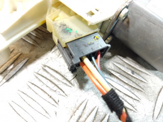 Моторчик стеклоподъемника правый передний Ml 164