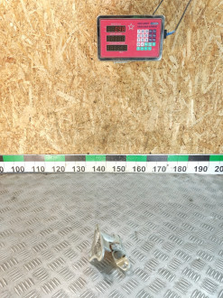 Петля двери передней правой нижняя Ml 164