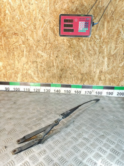 Поводок стеклоочистителя передний правый Ml 164