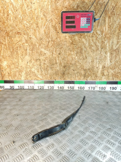 Поводок стеклоочистителя передний левый Ml 164