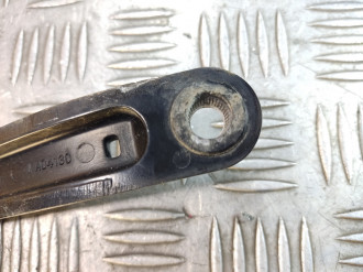 Поводок стеклоочистителя передний левый Ml 164