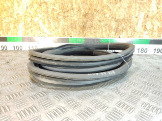 Уплотнитель двери передней правой Ml 164