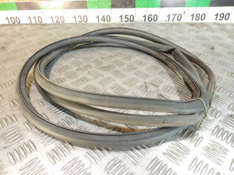 Уплотнитель двери передней левой Ml 164