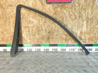 Накладка стекла двери передней левой Ml 164