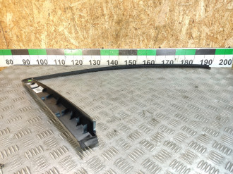 Накладка стекла двери передней правой Ml 164