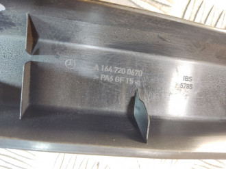 Накладка стекла двери передней правой Ml 164