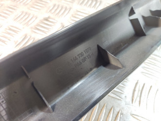 Накладка стекла двери задней правой Ml 164