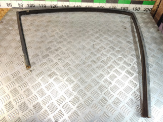 Уплотнитель стекла двери пер. правый Ml 163