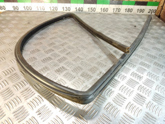 Уплотнитель стекла двери пер. правый Ml 163