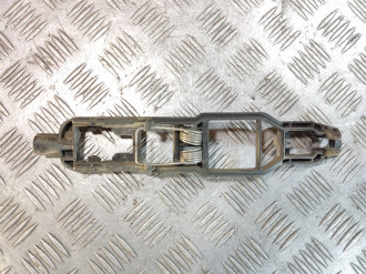 Кронштейн ручки задней левой Ml 163