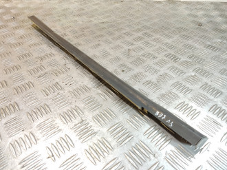 Молдинг стекла двери левой задней Ml 163