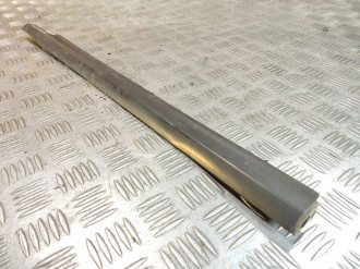 Молдинг стекла двери левой задней Ml 163