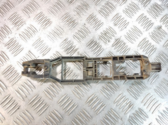 Кронштейн ручки задней правой Ml 163