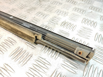 Молдинг стекла двери правой задней Ml 163