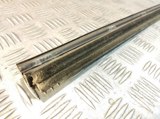 Молдинг стекла двери правой задней Ml 163