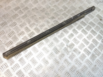 Молдинг стекла двери правой задней Ml 163