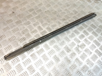 Молдинг стекла двери правой задней Ml 163